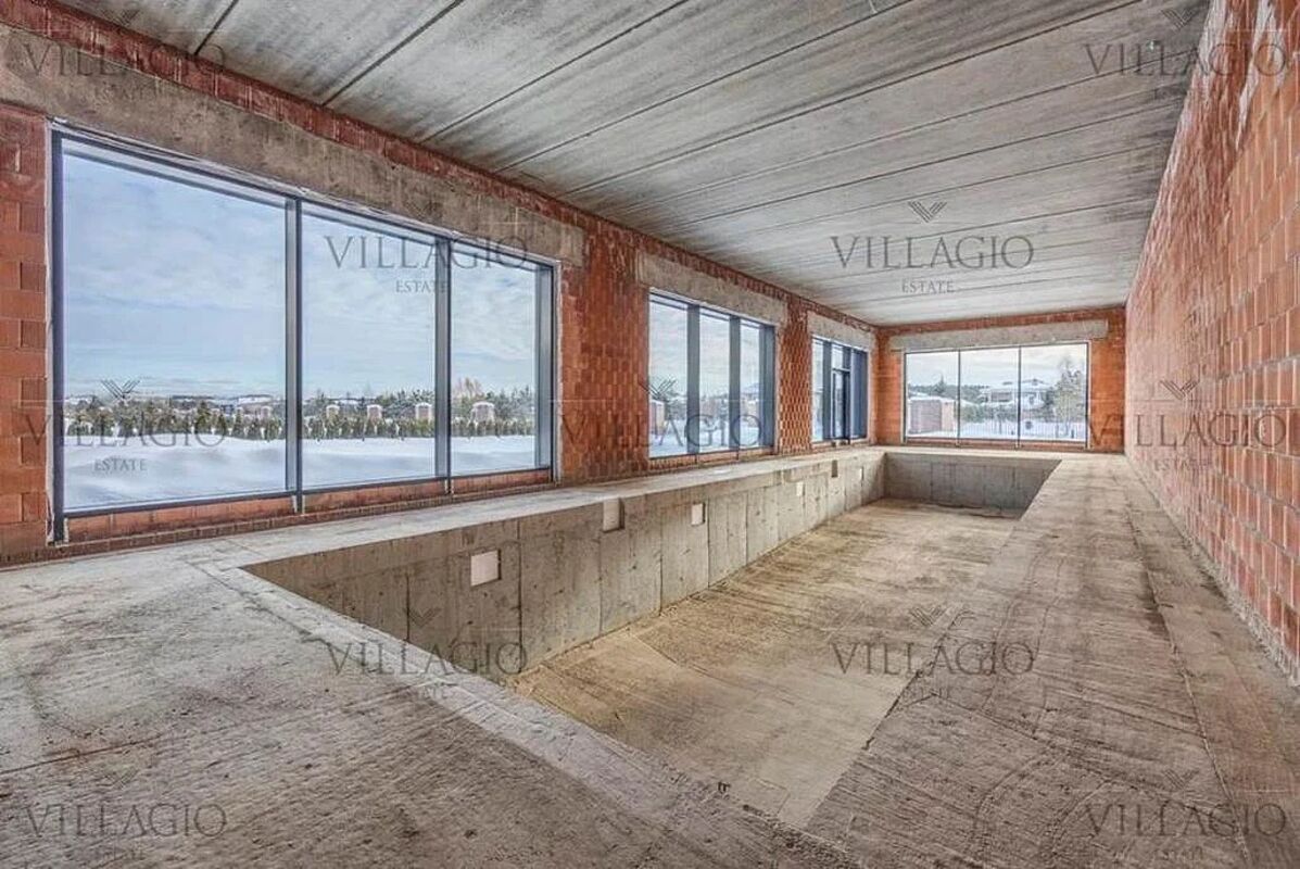 Современный дом с видом на озеро и парк