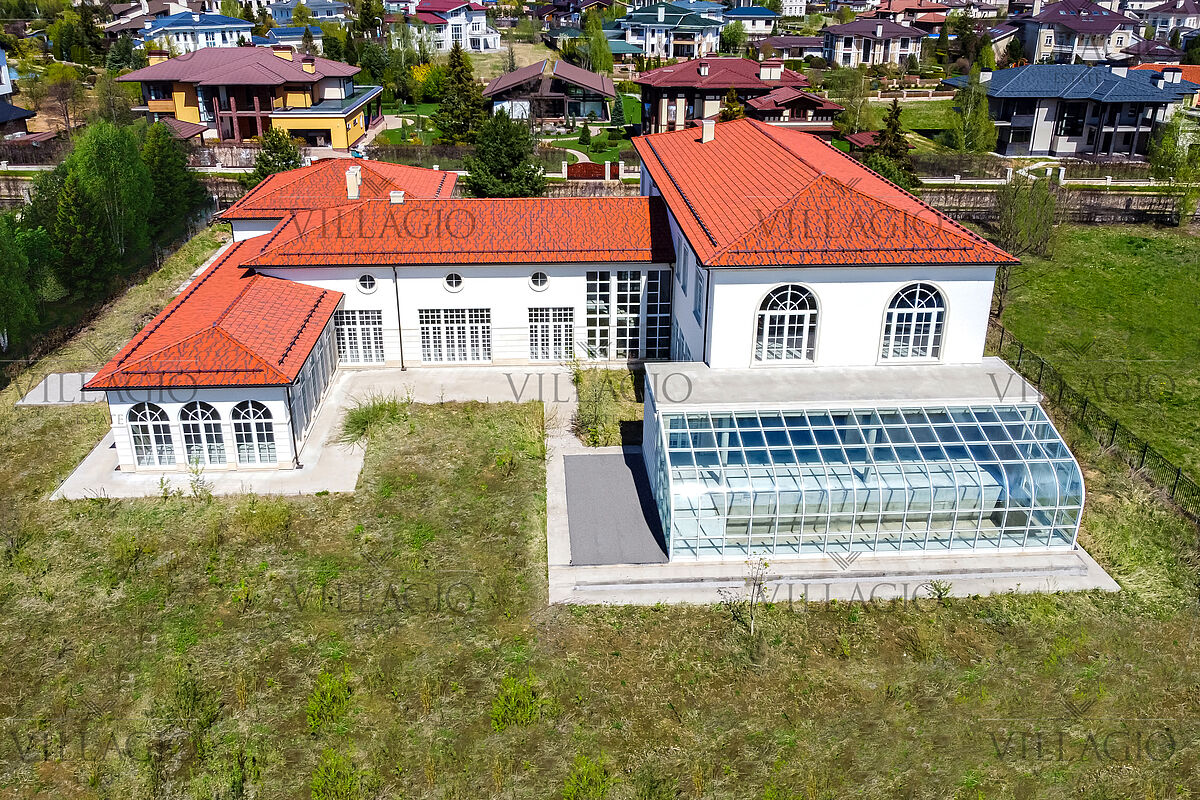 Резиденция с бассейном на берегу водного канала