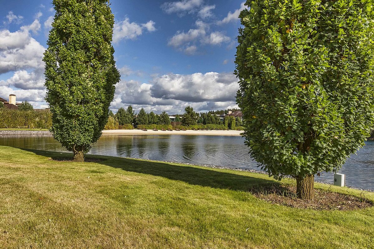 Вид на озеро со стороны ресторана 