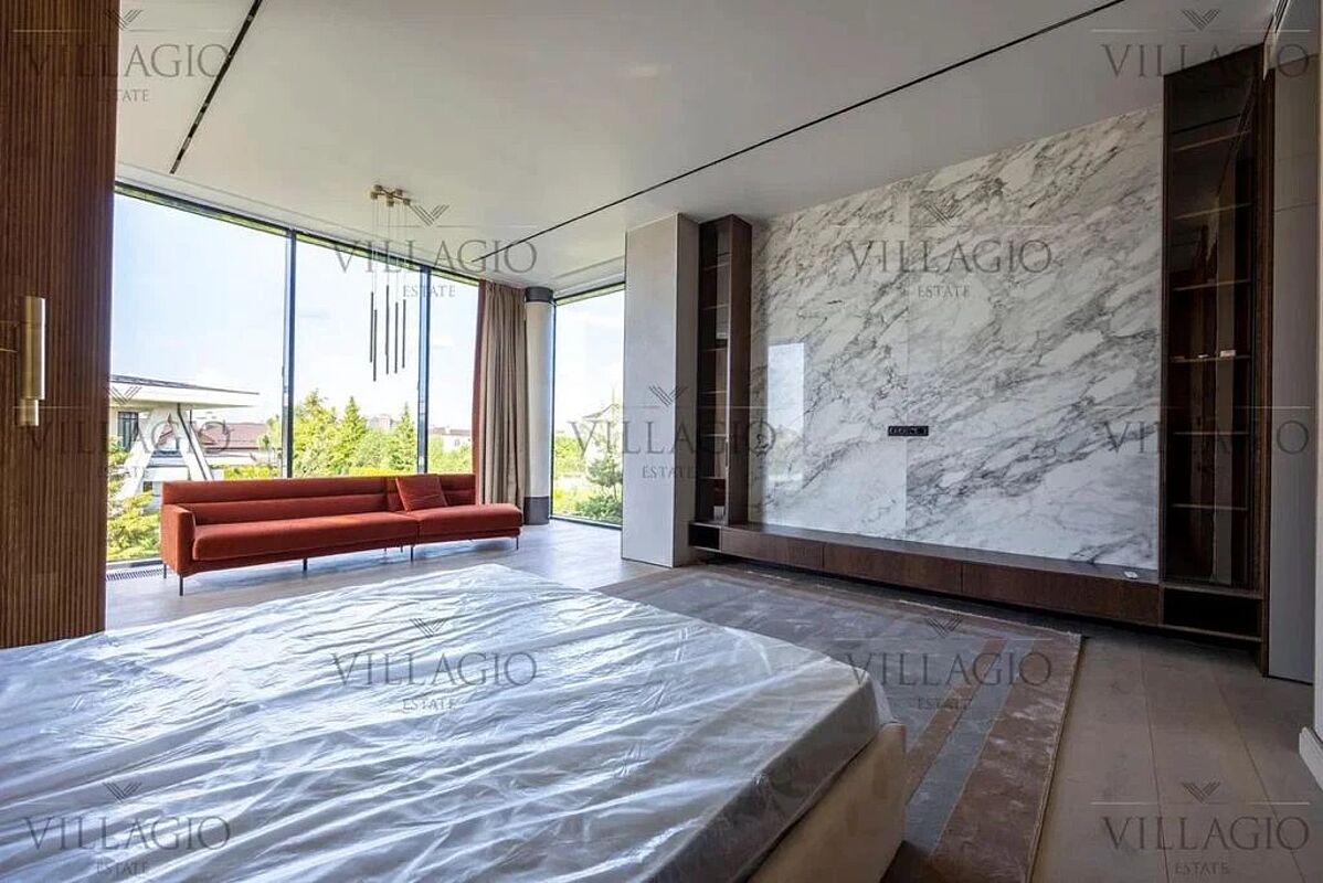 Дом рядом с парками