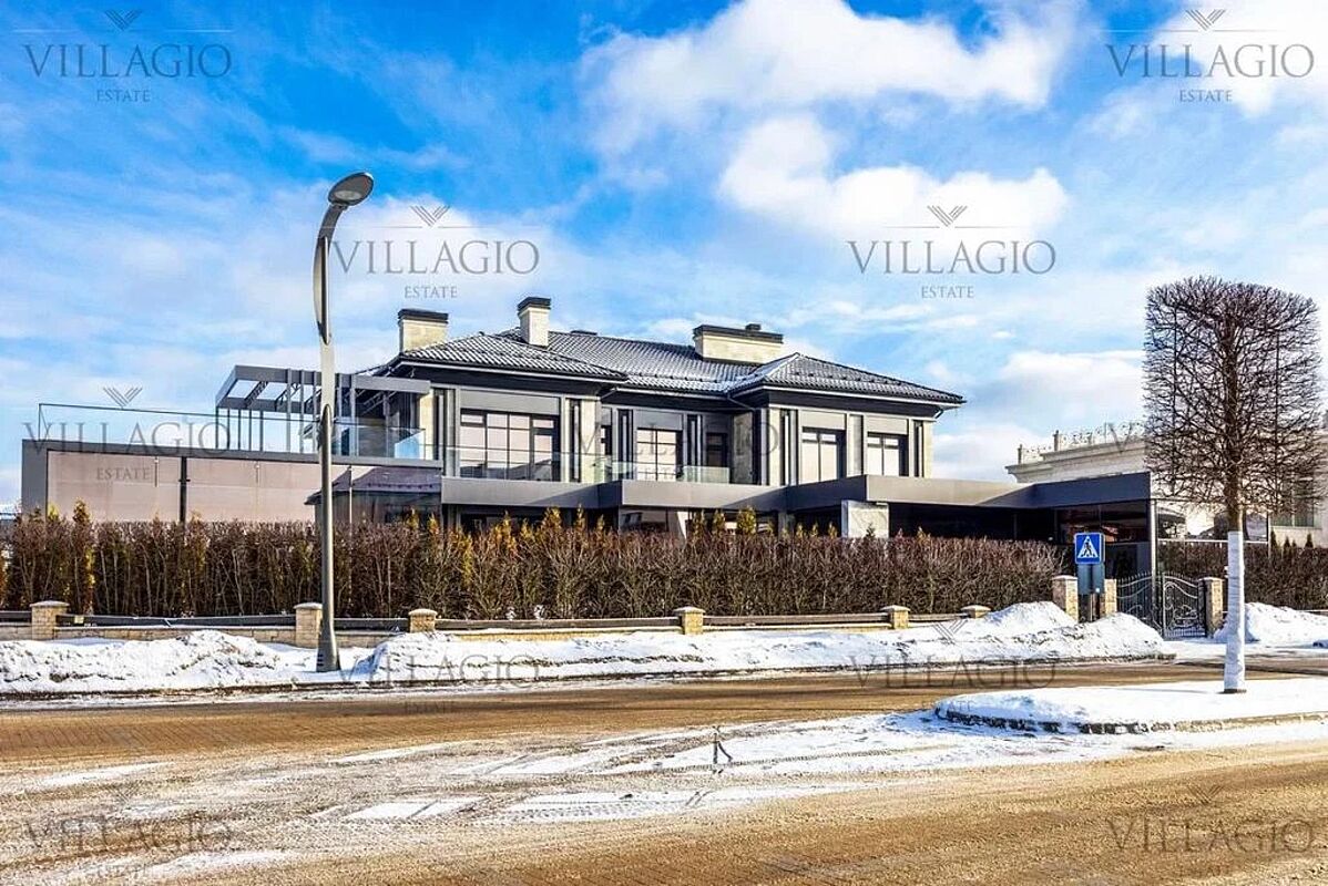 Дом рядом с парками