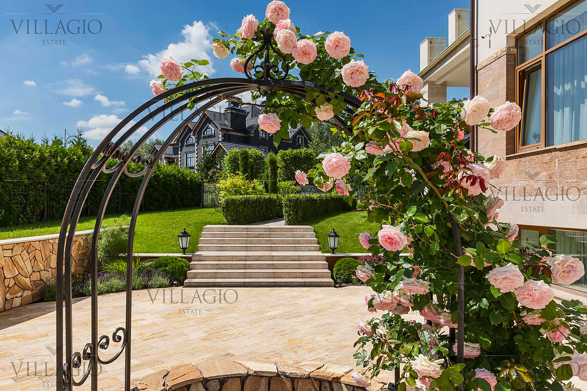 Дом с лифтом, бассейном и 3 террасами