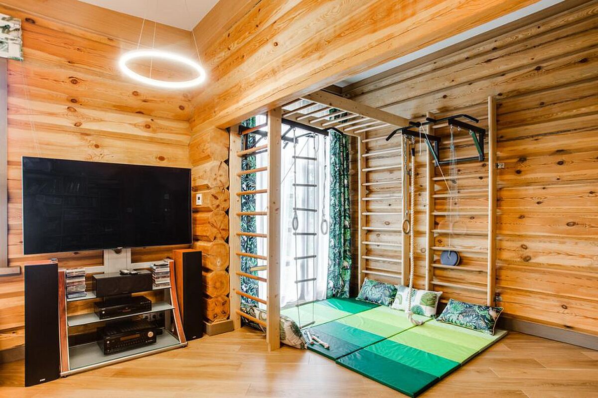 Дом из дерева на лесном участке