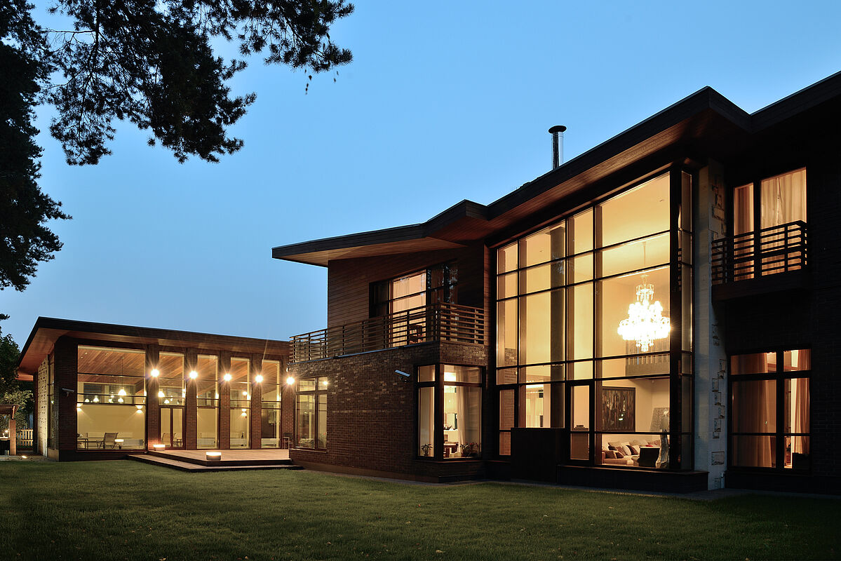 Двухуровневый дом с бассейном