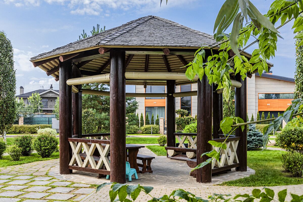 Деревянная беседка для отдыха в центре Монтевиля