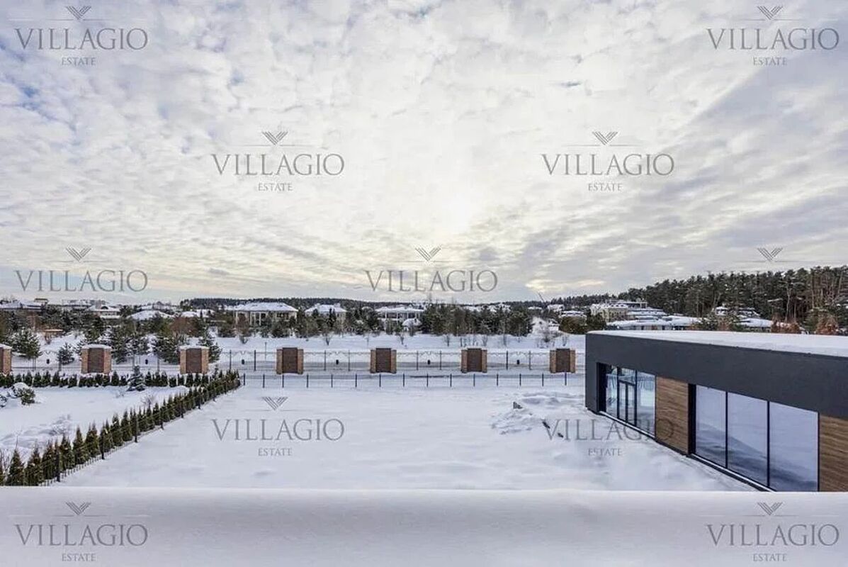 Современный дом с видом на озеро и парк