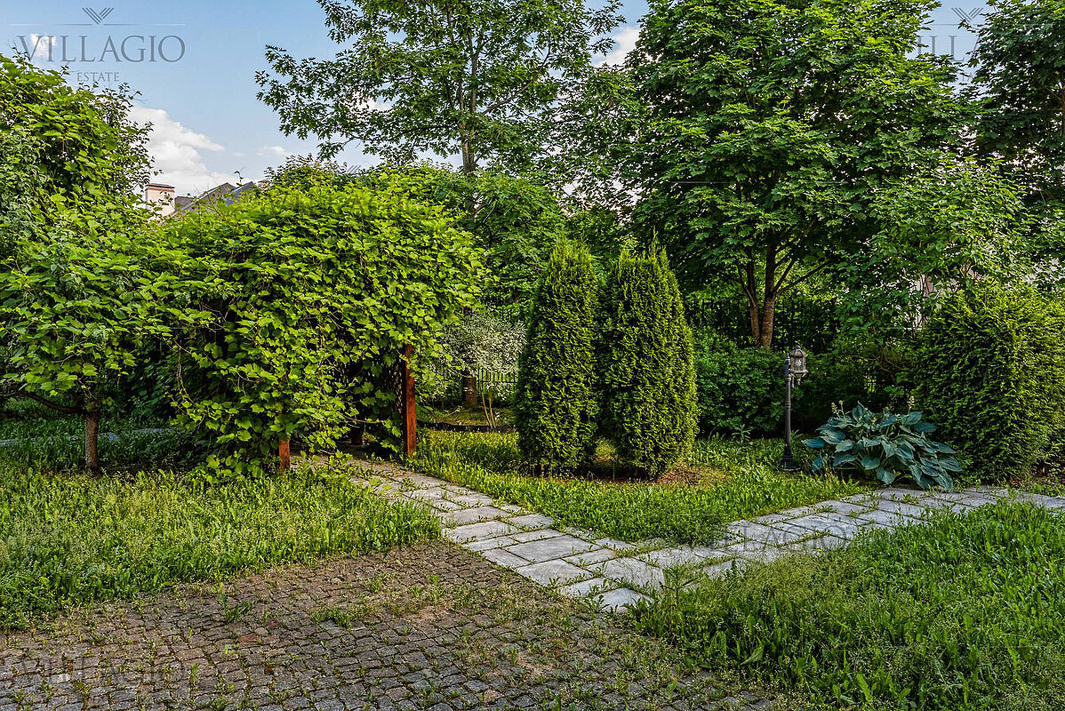 Дом с роскошной гостиной и spa-зоной