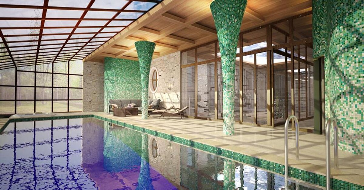 Резиденция с бассейном на берегу водного канала