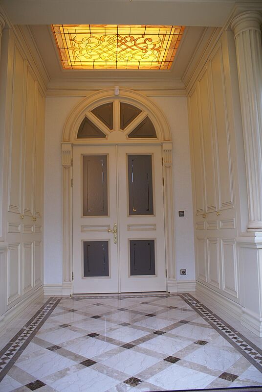 “Умный дом” у пруда с водопадом с домашним spa-салоном и автомойкой