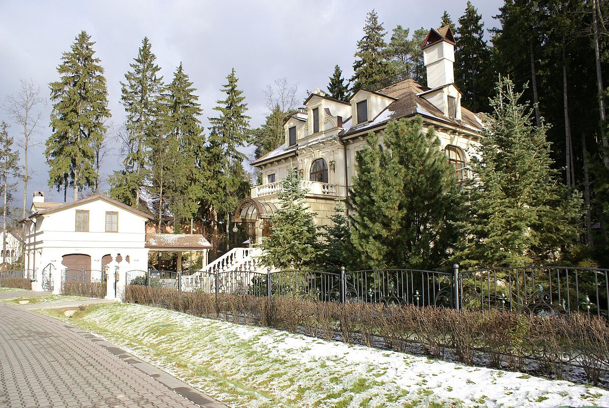 “Умный дом” у пруда с водопадом с домашним spa-салоном и автомойкой