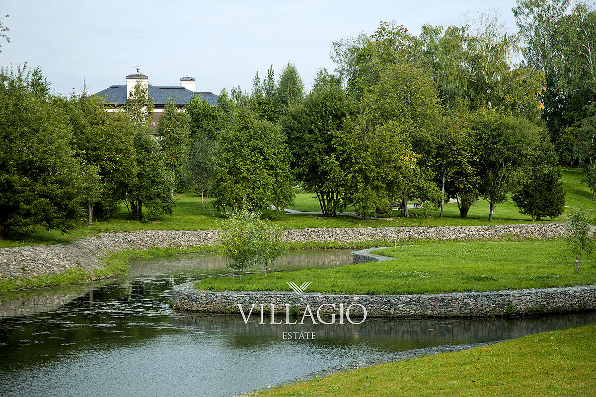 Река Беляна с видом на резиденцию 