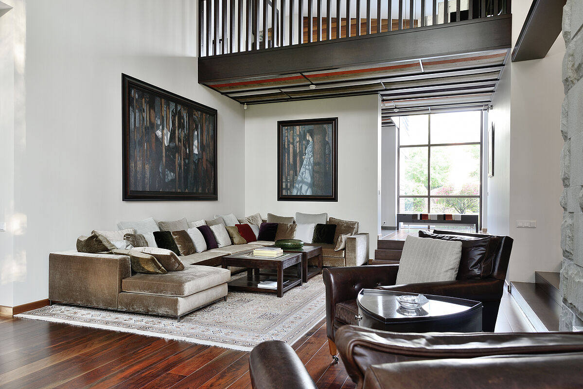 Двухуровневый дом с бассейном