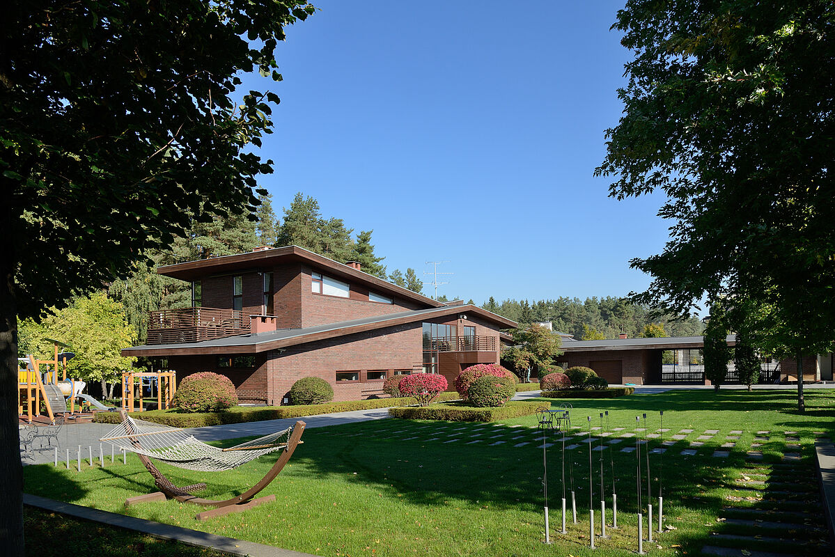 Двухуровневый дом с бассейном