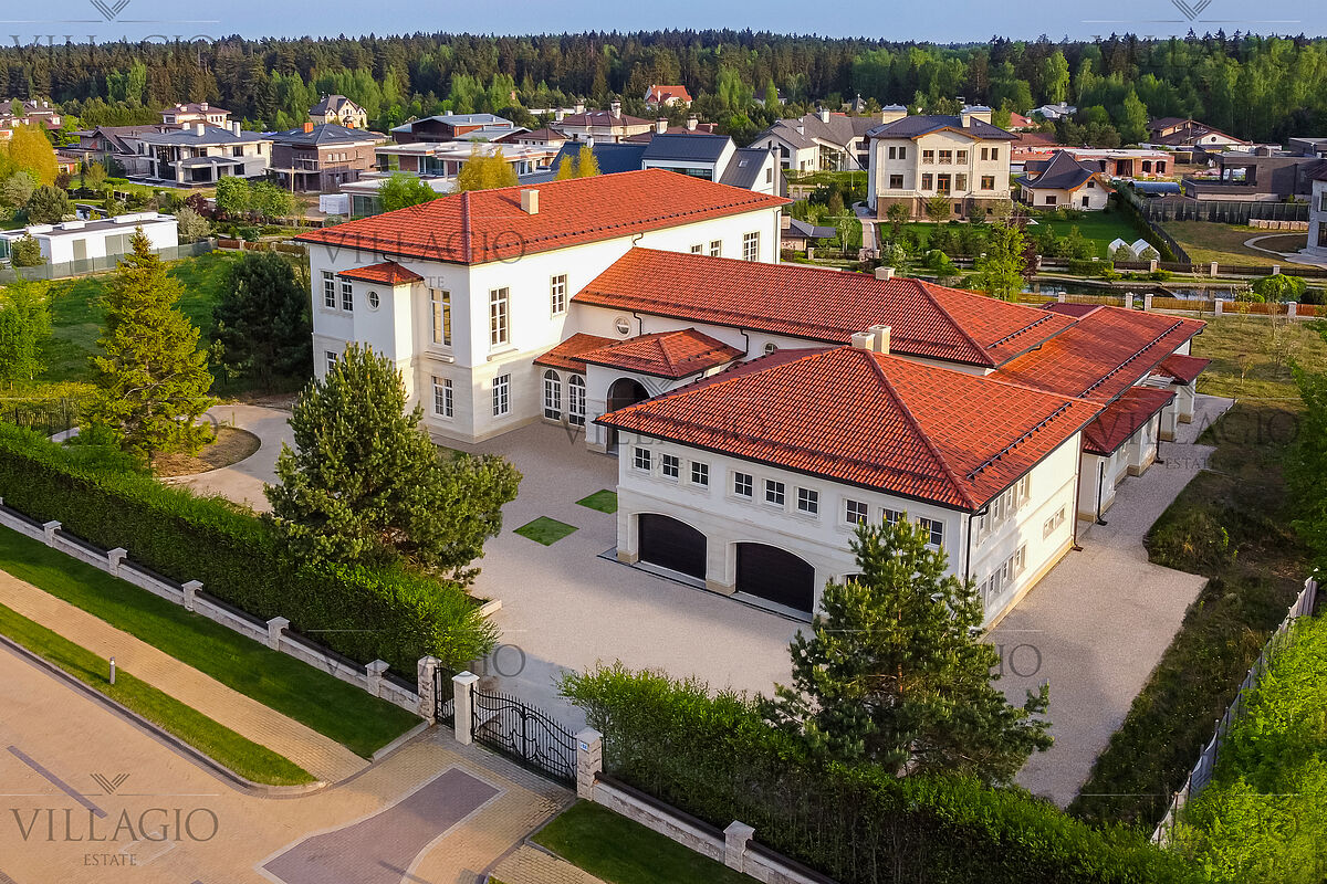 Резиденция с бассейном на берегу водного канала