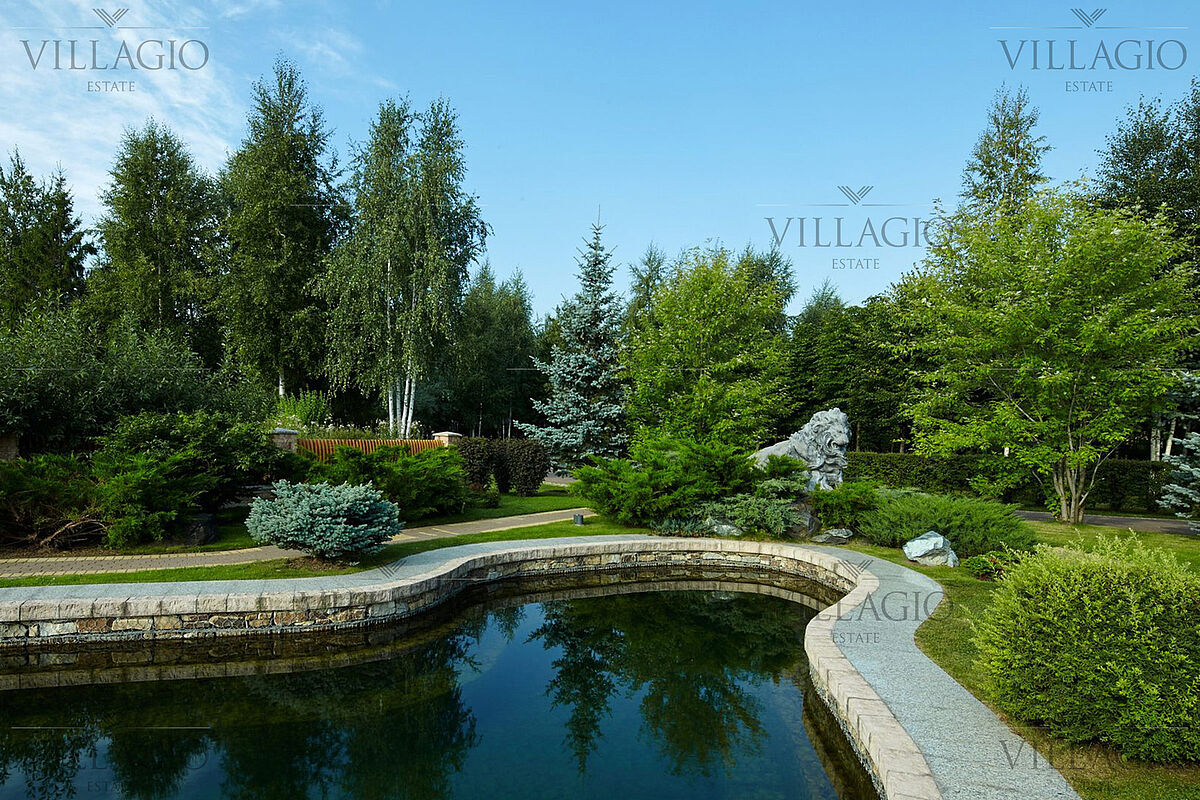 Канал в 7 квартале с выходом на аллею