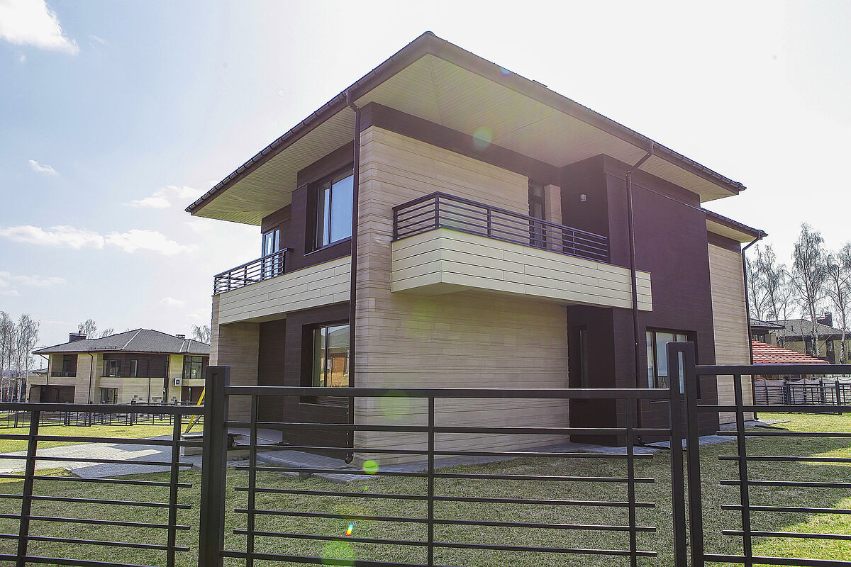 Современный дом в загородном поселке