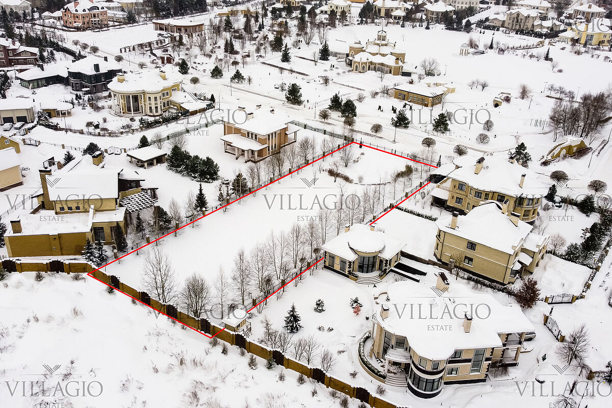 Участок рядом с парком