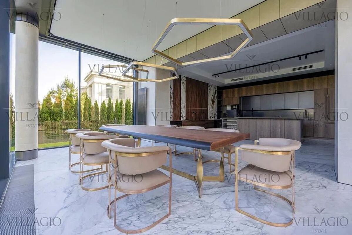 Дом рядом с парками