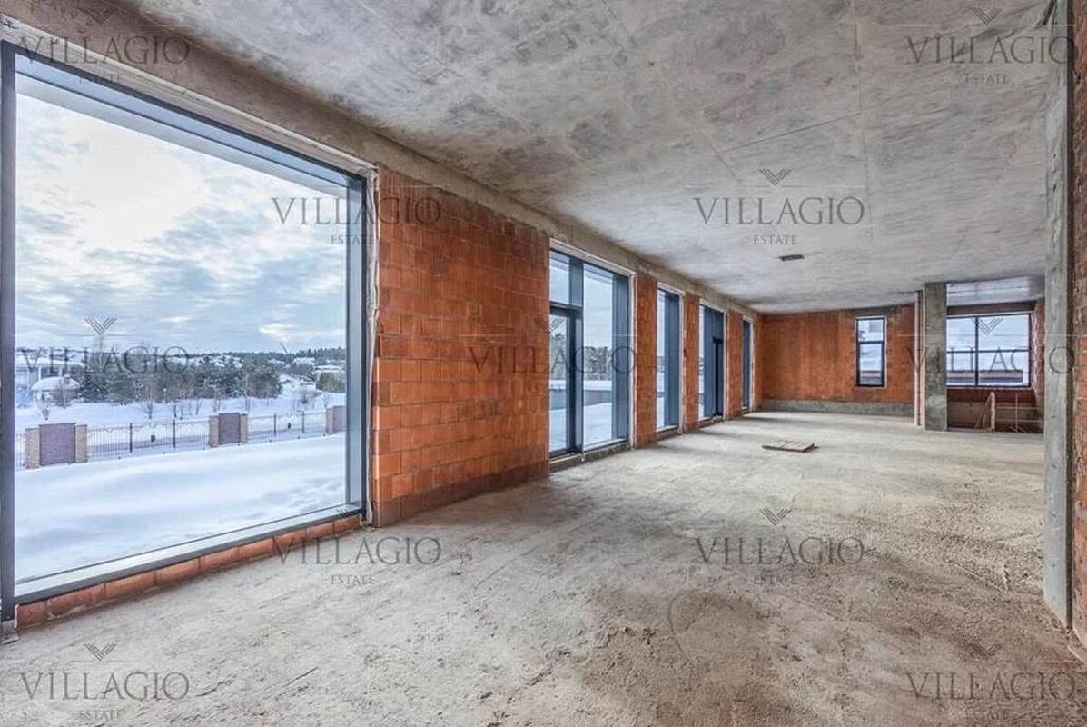 Современный дом с видом на озеро и парк