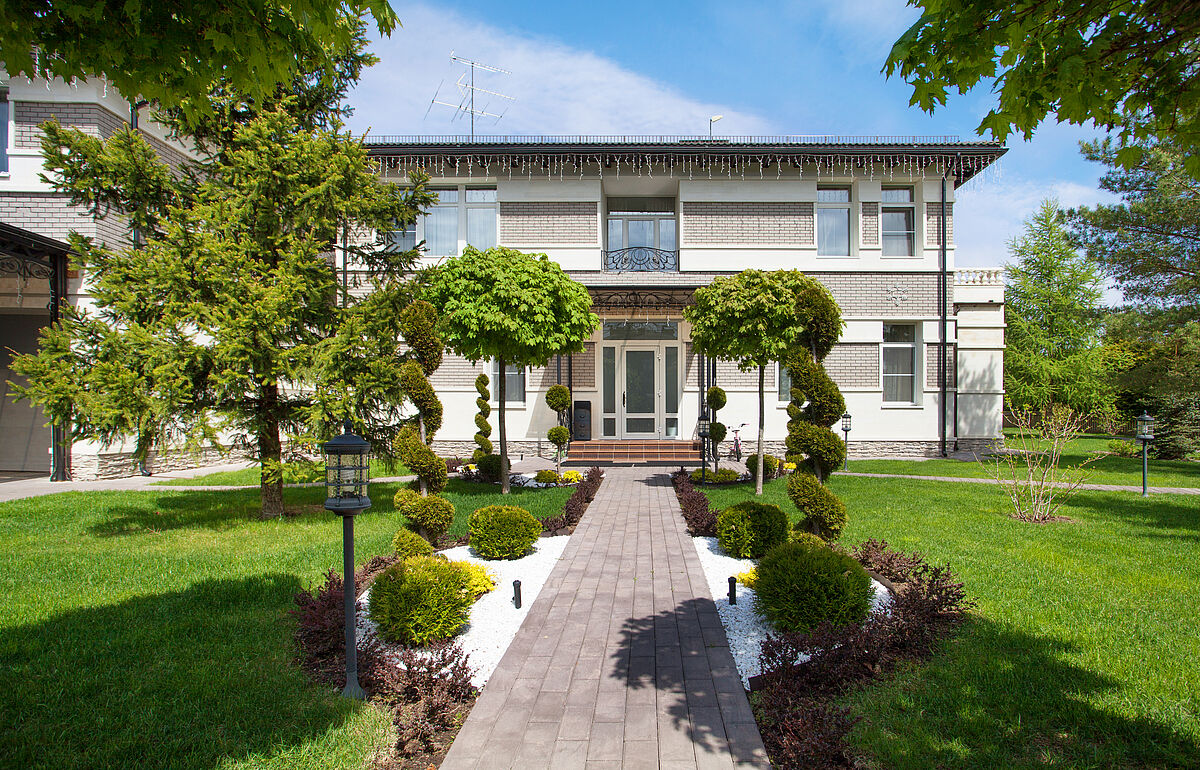 Двухэтажный дом в современном стиле