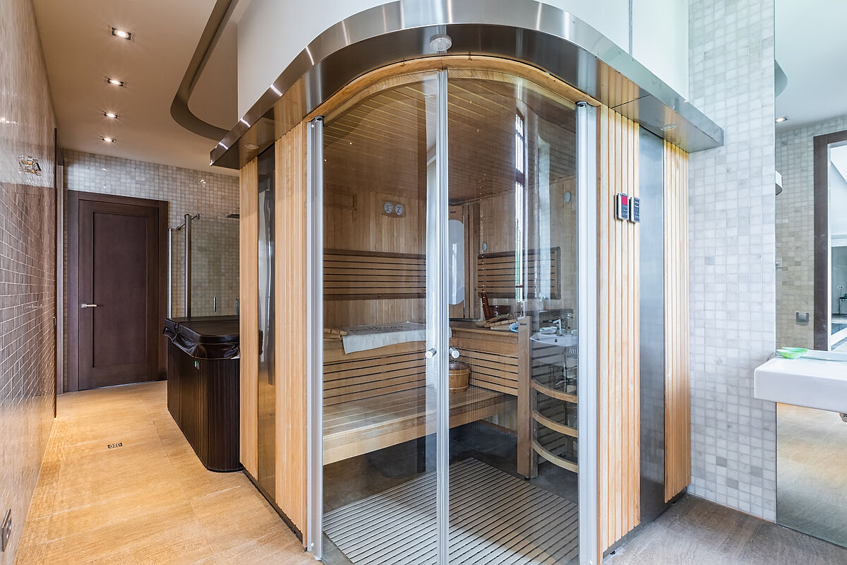 Загородный дом с бассейном в современном стиле