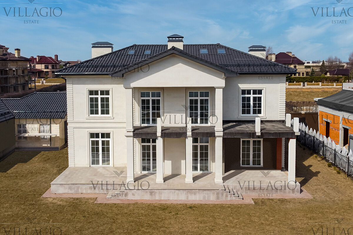 Классический французский особняк рядом с озером
