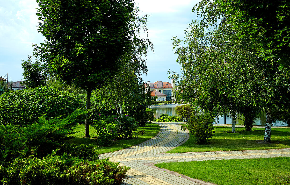 Прогулочные дорожки у озера 