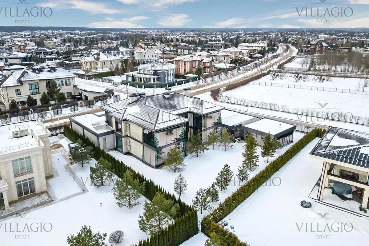 Дом рядом с парками