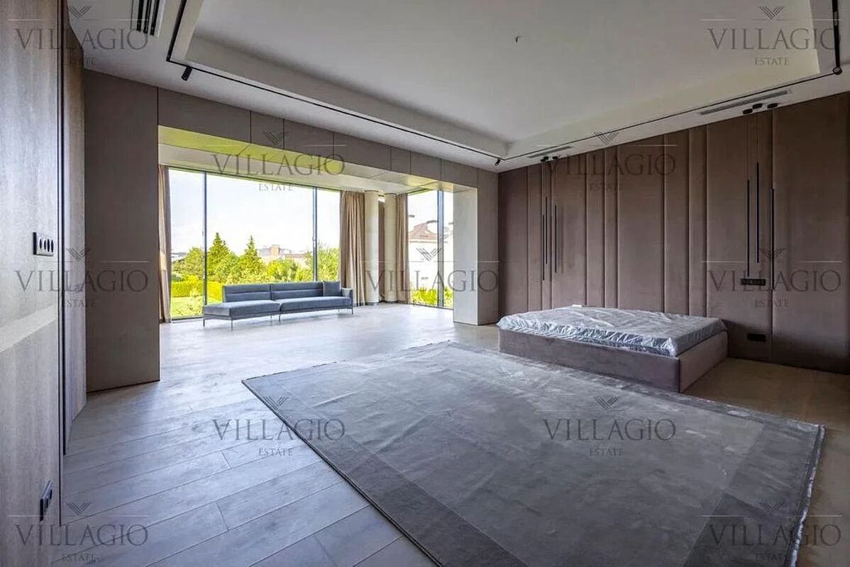 Дом рядом с парками