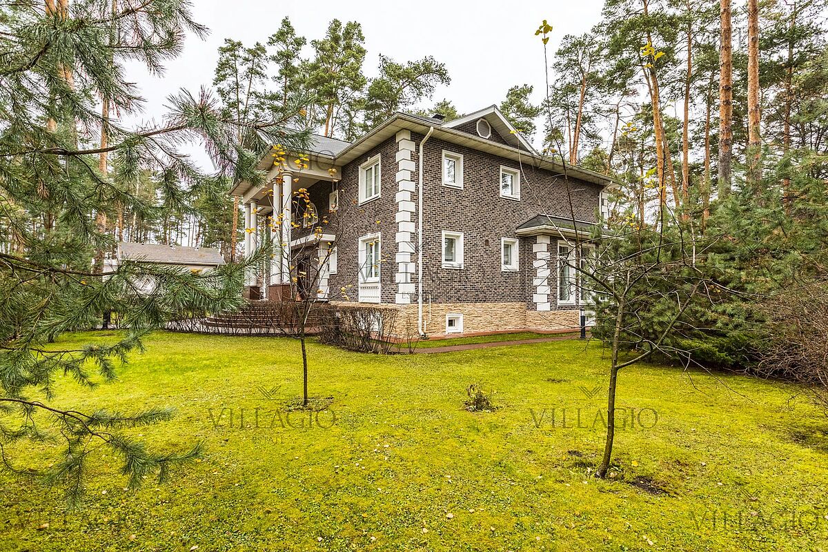 Элитный дом в классическом стиле у Москва-реки