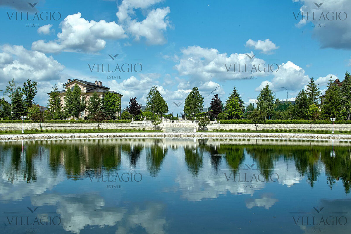 Круглое озеро в Парке Искусств