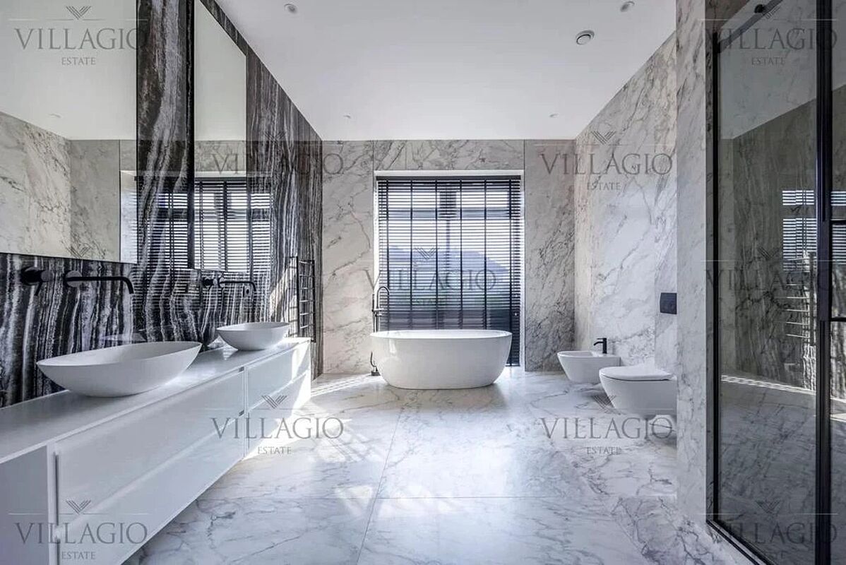 Дом рядом с парками