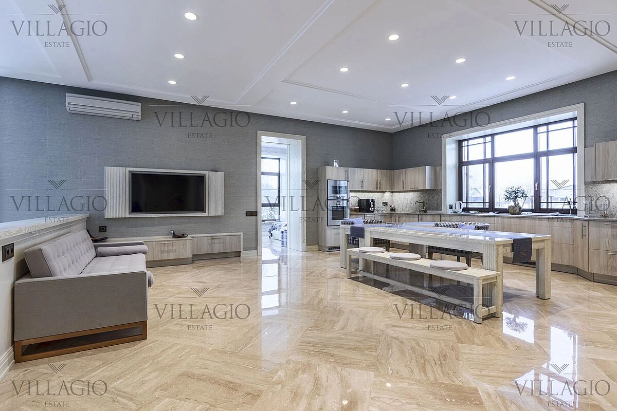 Дом рядом с двумя парками