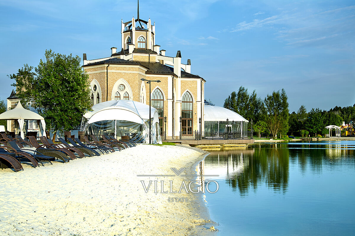 Пляжная линия у ресторана 