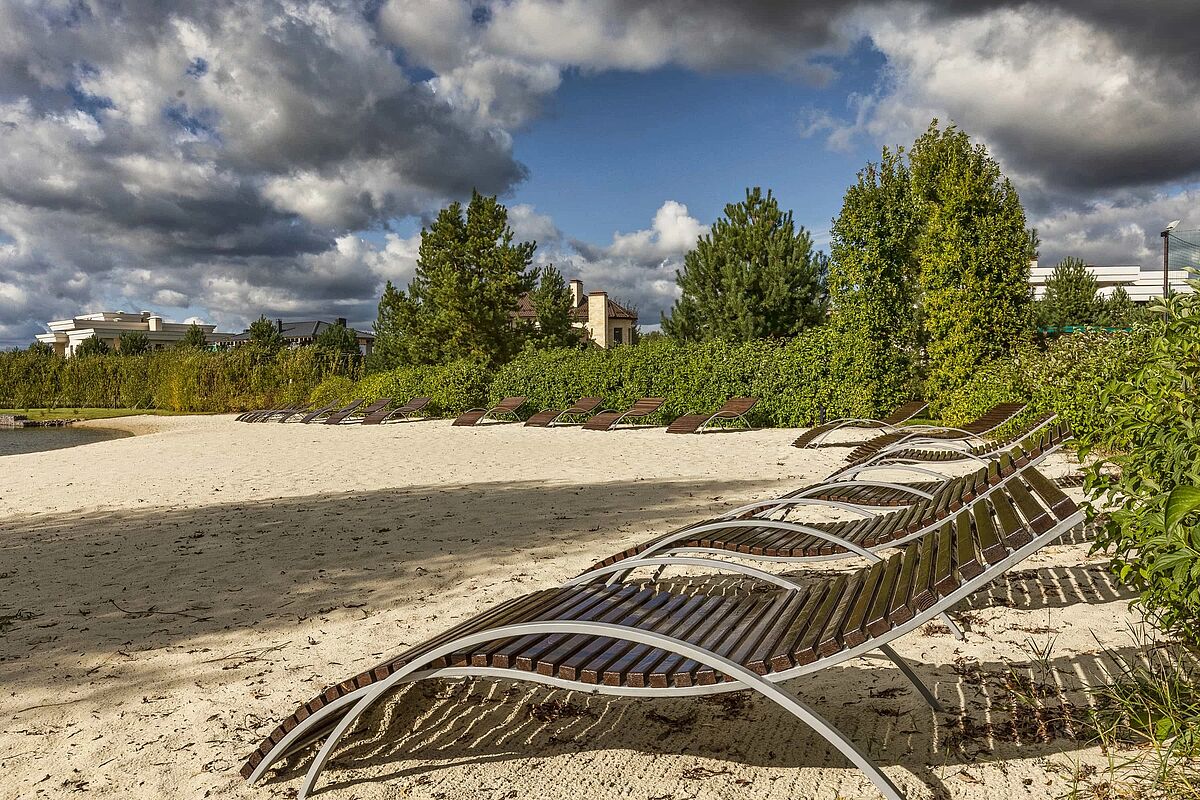 Шезлонги на пляже