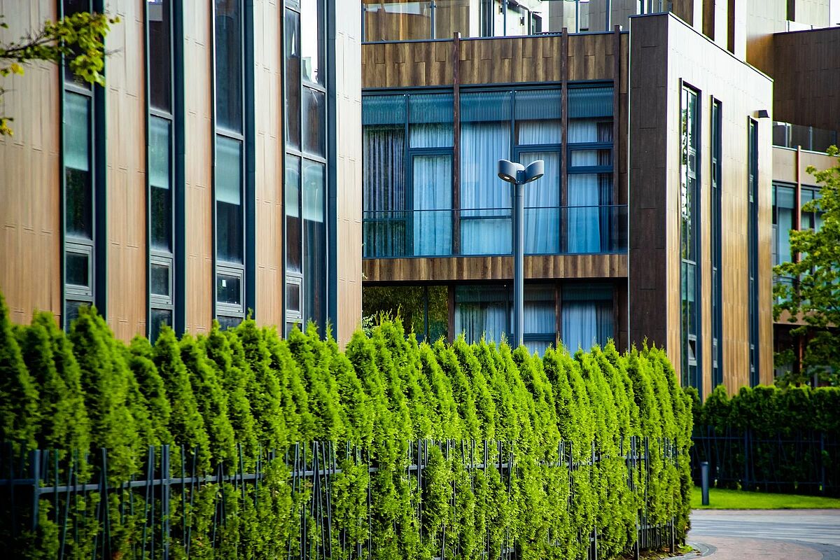 Угловые современные таунхаусы в зелёном окружении 