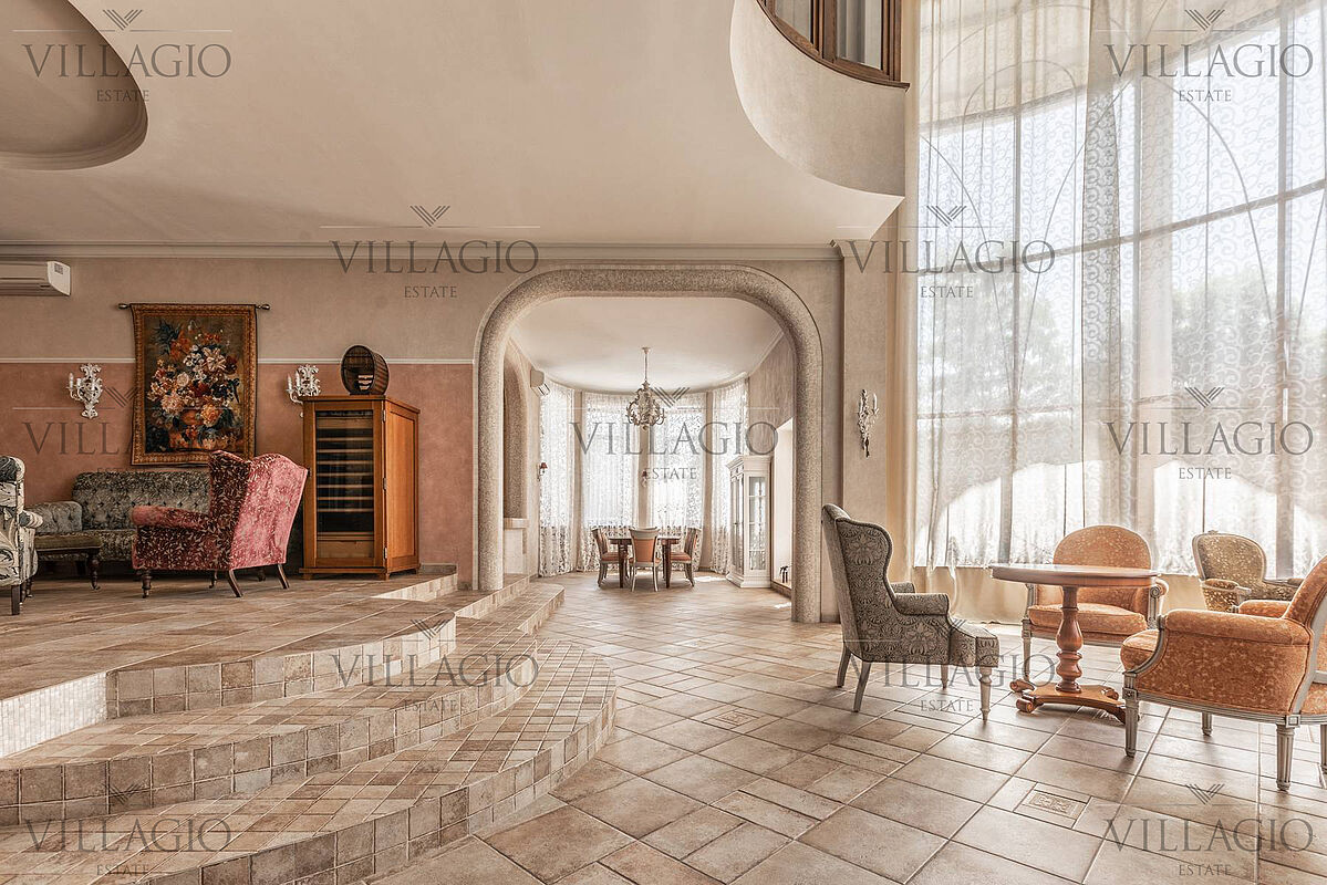 Дом с роскошной гостиной и spa-зоной