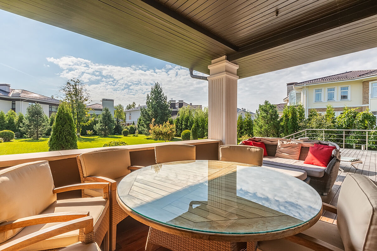 Загородный дом с бассейном в современном стиле