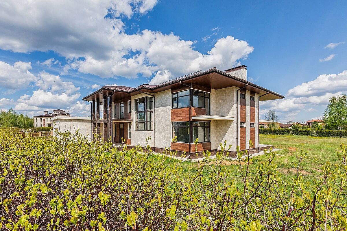 Новый дом под отделку рядом с водным каналом