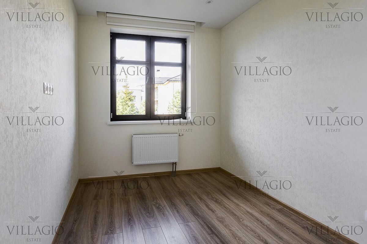 Дом рядом с парком и водным каналом