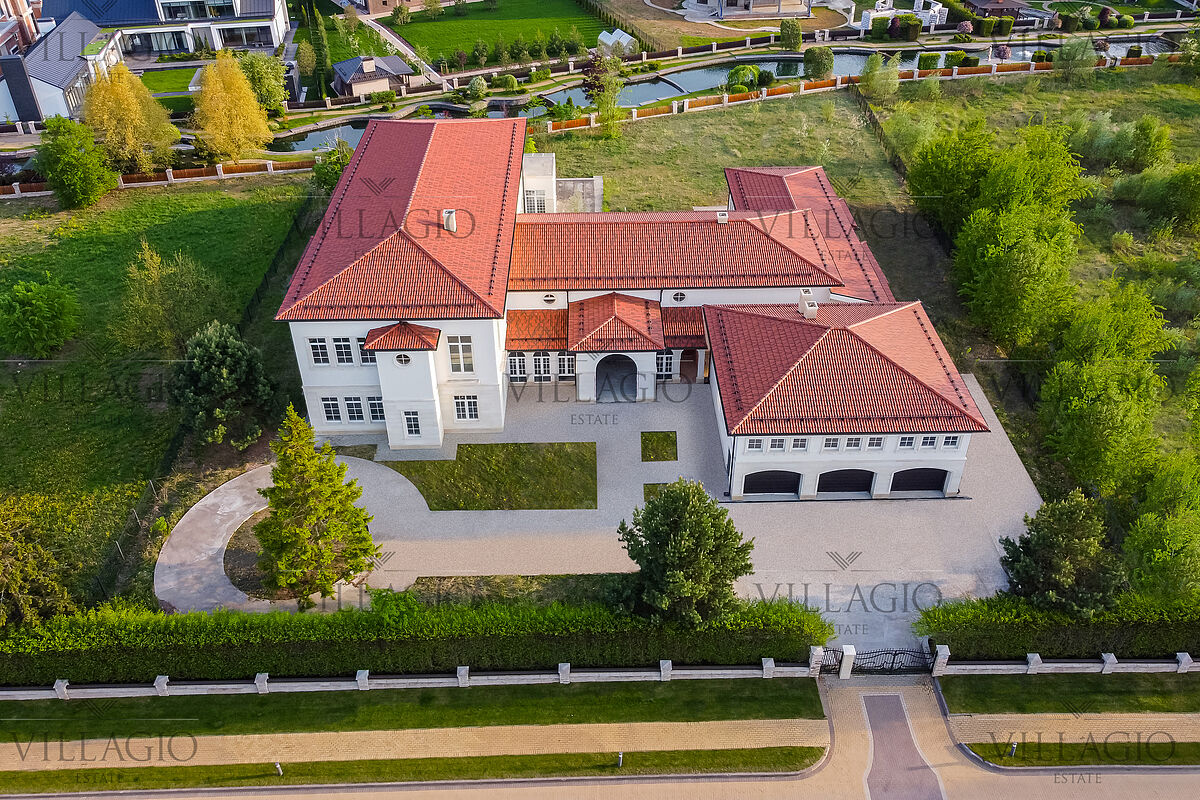 Резиденция с бассейном на берегу водного канала