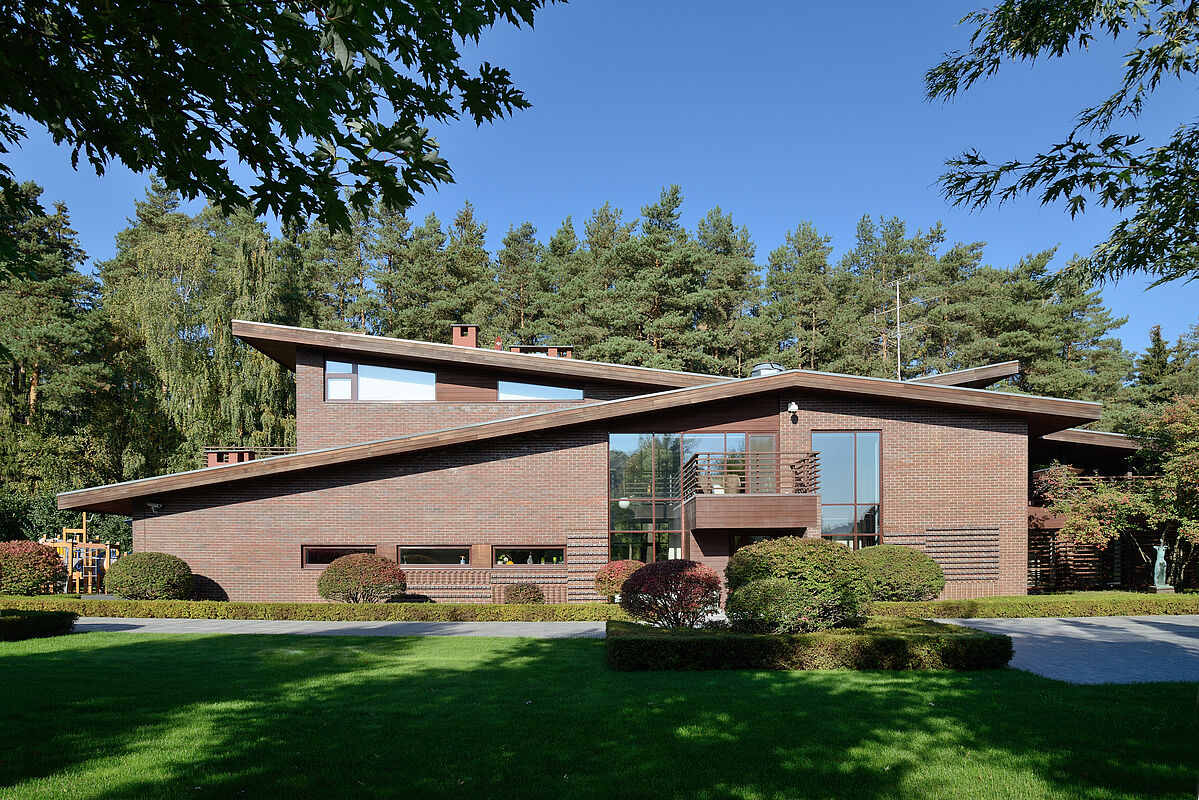 Двухуровневый дом с бассейном