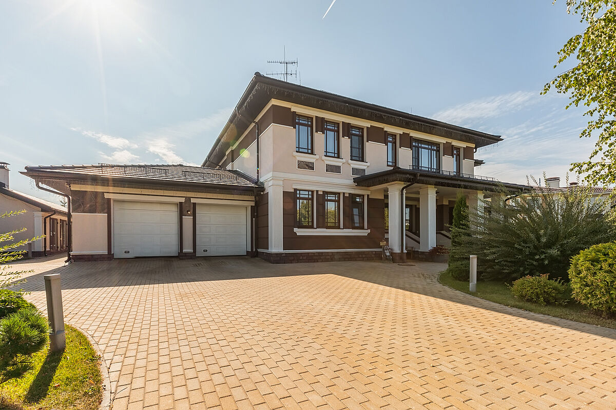 Загородный дом с бассейном в современном стиле