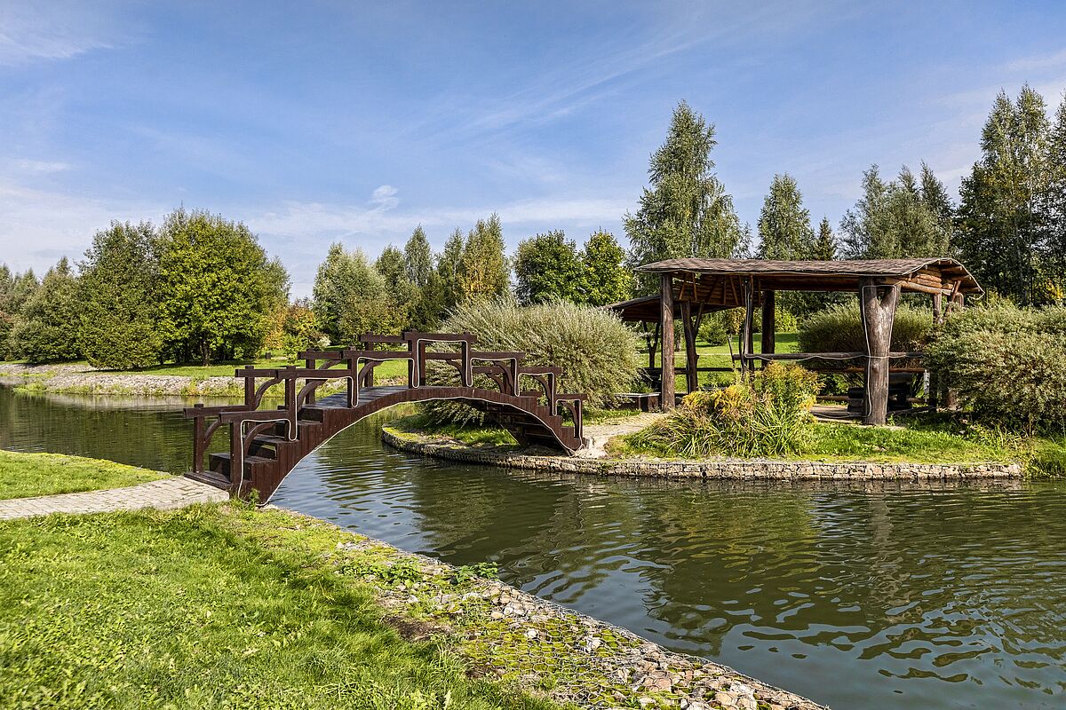 Мостик с беседкой на реке Беляна 