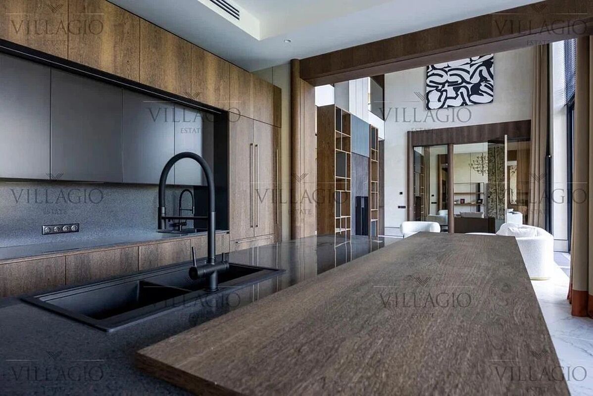 Дом рядом с парками