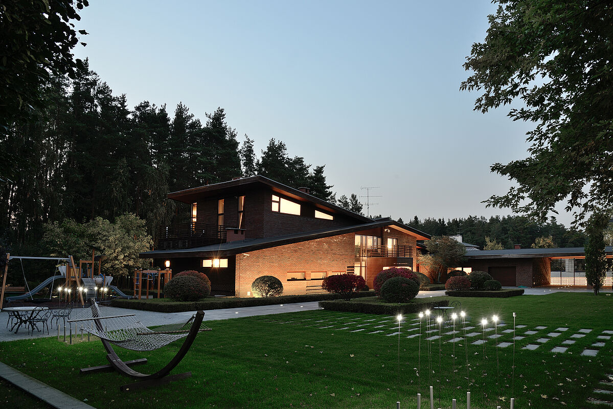 Двухуровневый дом с бассейном