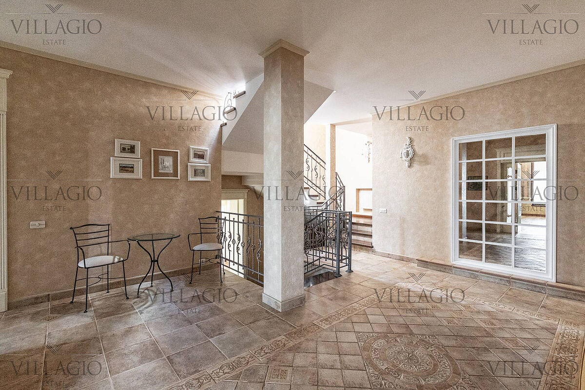 Дом с роскошной гостиной и spa-зоной