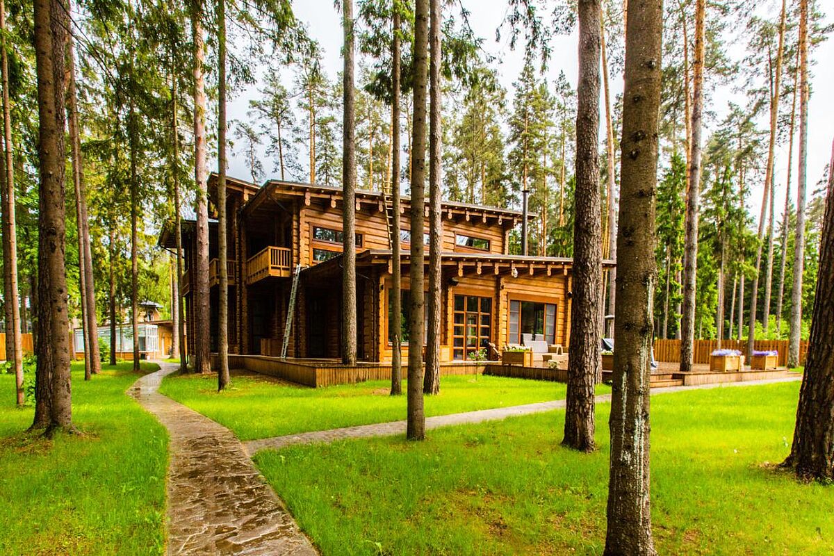 Дом из дерева на лесном участке