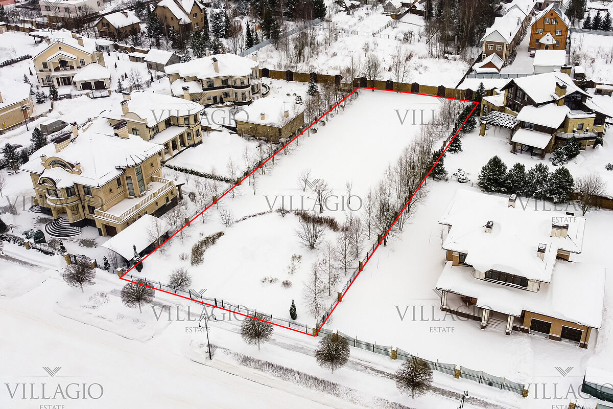 Участок рядом с парком