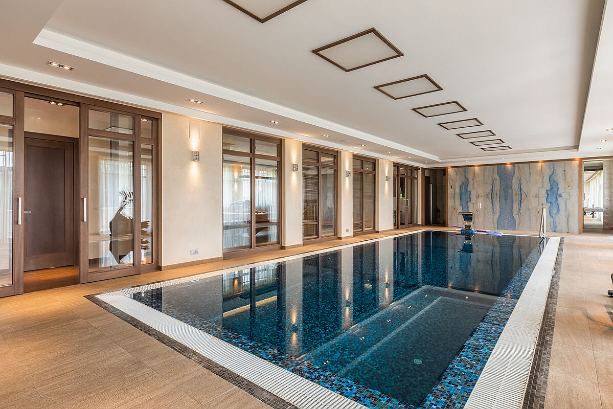 Загородный дом с бассейном в современном стиле